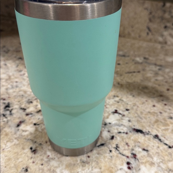 Yeti 30 oz insulated tumbler with lid - Picture 2 of 2